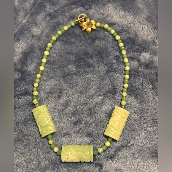 Beautiful vintage jade beaded necklace with jade engraved pieces. - Picture 4 of 4